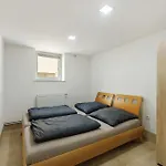 Tiefer Garten Apartman *